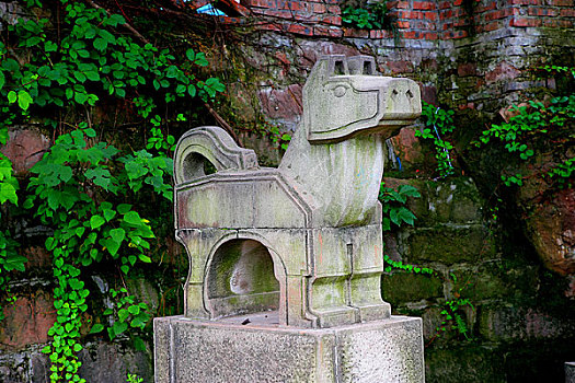 重庆市开县盛山公园中十二生肖雕刻中的狗属象