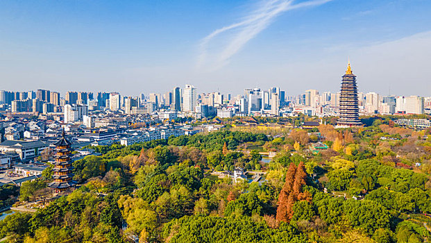 航拍江苏省常州天宁区红梅公园与天宁寺