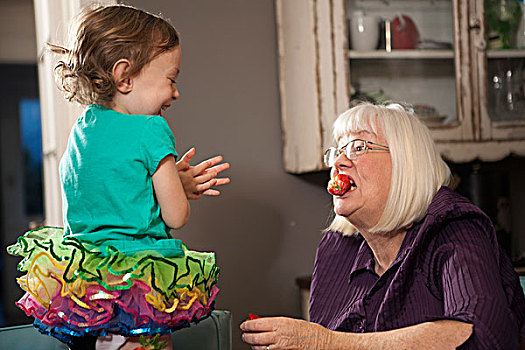 女孩,喂食,祖母,草莓