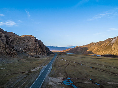 新疆巴音布鲁克草原公路鸟瞰图