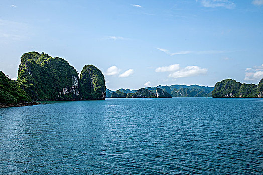 越南广宁鸿基市下龙湾海上石林