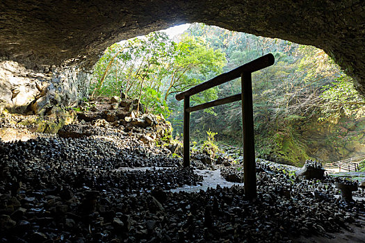 神社,洞穴