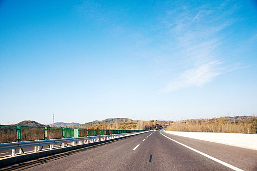 晴朗天气中的高速公路