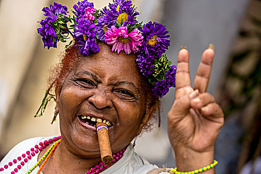 老人,古巴,女人,花,头饰,雪茄,制作,胜利手势,哈瓦那,北美