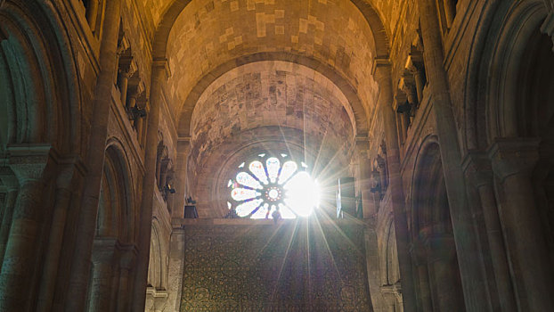 里斯本主座教堂内部玻璃窗与阳光
