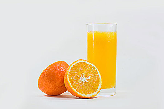 一杯橙汁和切开的橙子孤立在白色背景上