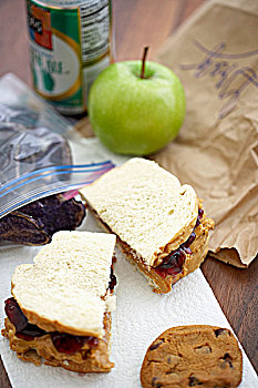 牛皮纸袋,午餐,花生酱,胶冻,三明治,饼干,苹果