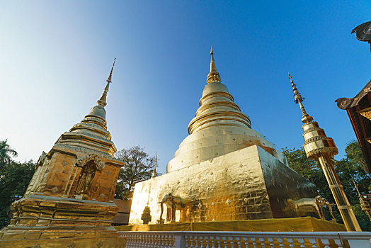 泰国清迈老城著名寺庙帕辛寺景观与金色佛塔