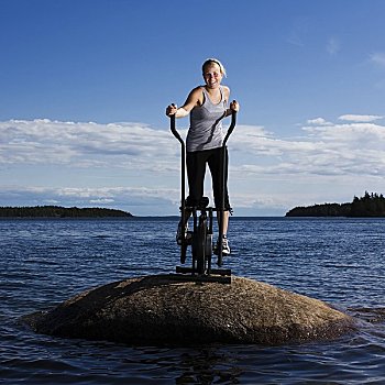 女青年,锻炼,石头,湖,瑞典