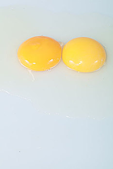 玻璃碗中放着一个鸡蛋黄