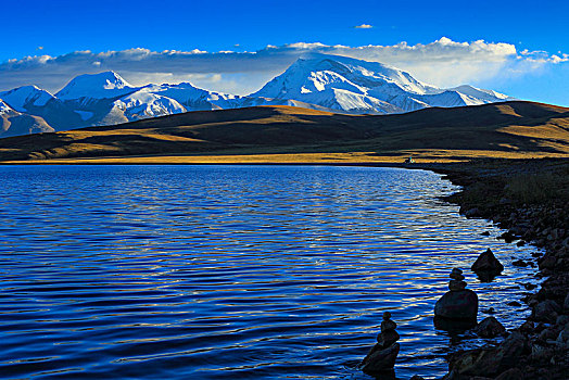 西藏玛旁雍措和纳木那尼峰