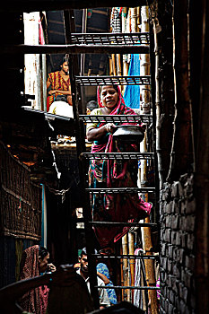 拿着,水,锅,女人,楼梯,竹子,贫民窟,住房,靠近,河,老,达卡,孟加拉,二月,2007年,许多,10个人,生活方式,脚,房间,分享,手,泵,卫生间