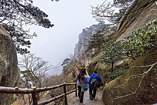 雾锁天柱山