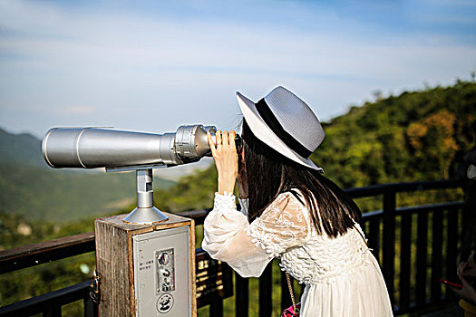 三亚旅游度假的女人