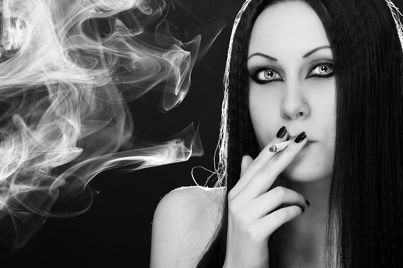 美女伤感香烟图片