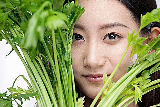 亚洲女孩与绿色蔬菜