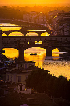 夕阳下佛罗伦萨老桥的剪影