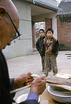 河南平顶山郏县做笔老人郭富生,至今还延用着祖传的传统工艺制作毛笔,到他已是第四代人了