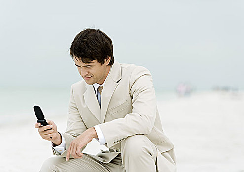 商务人士,手机,海滩