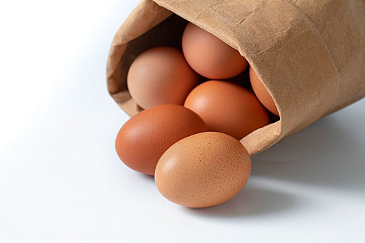 新鲜的鸡蛋,装在牛皮纸袋里
