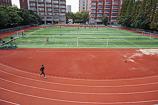 上海交通大学校园足球场运动的学生