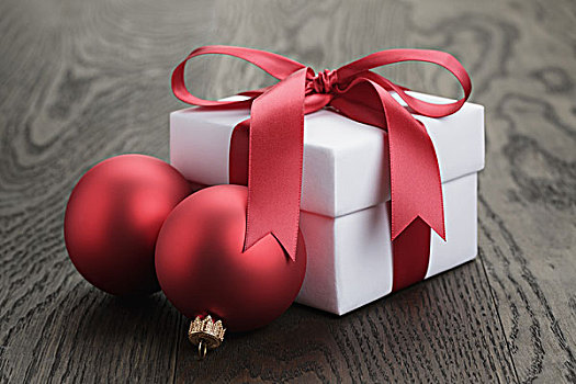 礼盒,红丝带,蝴蝶结,圣诞节,彩球,橡树,桌子