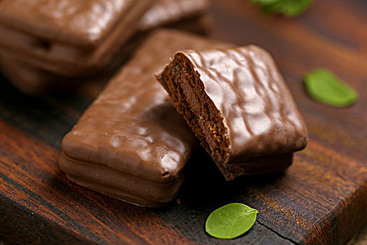 巧克力威化饼干放在木板上