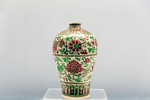 上海博物馆藏十五世纪前景德镇窑红绿彩缠枝莲纹瓶