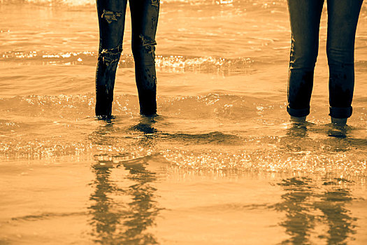 女人,腿,蓝色牛仔裤,站立,海中,水,海岸,金色