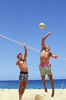 两个男人,排球网,球,海滩,蓝天