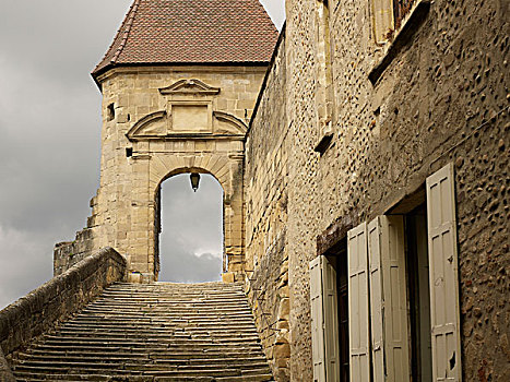 石楼梯,导致,拱门,随着,灰色的,多云的天空,中世纪,石,建筑,在,小村庄,法国