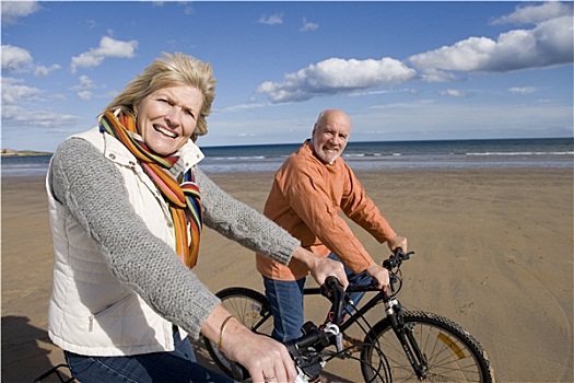 老年,夫妻,骑自行车,海滩,微笑,头像,侧面视角