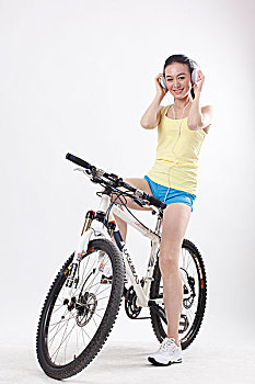 一个骑自行车的青年女士