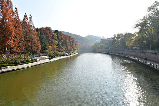 贵州遵义湘江河,色彩斑斓冬景如画