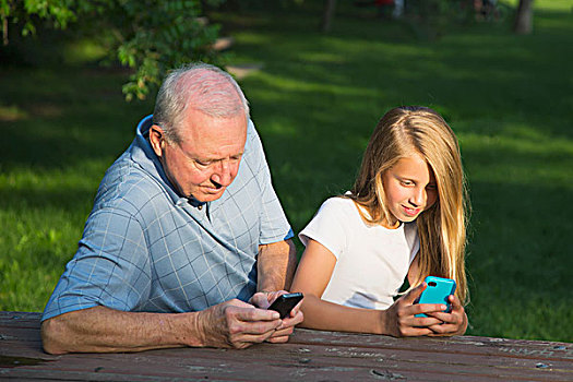 爷爷,孙女,检查,手机,装置,一起,埃德蒙顿,艾伯塔省,加拿大