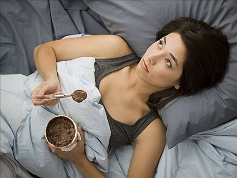 女人,躺下,床上,溢出,巧克力冰淇淋,毯子