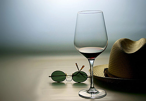 静物,红酒,墨镜,帽子