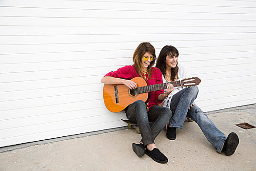 两个女孩,坐在地板上,吉他