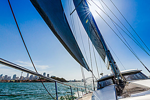 逆光,帆,帆船,悉尼港,中央商务区,悉尼海港大桥,背景,悉尼,新南威尔士,澳大利亚