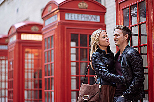 浪漫,年轻,情侣,靠近,红色,电话亭,伦敦,英格兰,英国