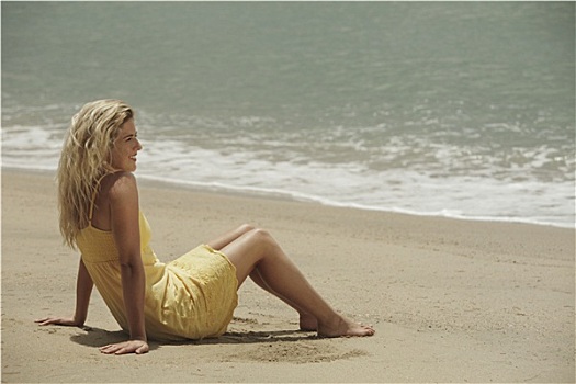 年轻,金发女郎,坐,海滩