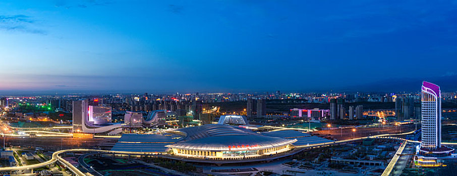 俯瞰乌鲁木齐新客站夜景全景