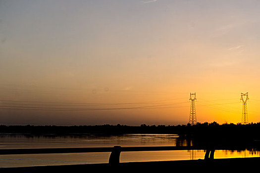 塔里木河大桥日落