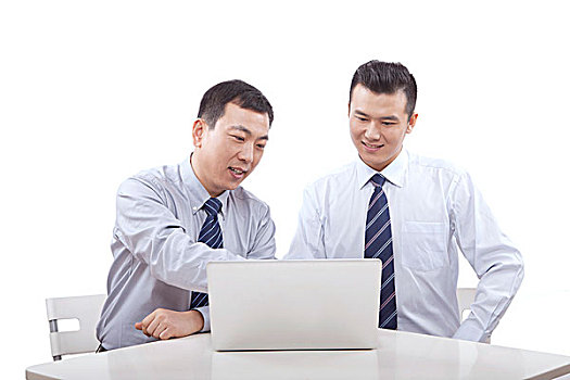 两个商务男士使用电脑
