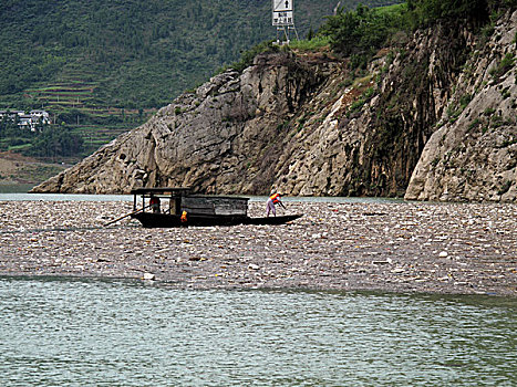 2011年8月7日,前几天三峡库区下大雨产生大量的生活垃圾呈漂浮物堆积在小三峡巴雾峡上游峡谷口,严重影响航道安全,一只小船正忙着打捞这些漂浮物显得力不从心,旅游船只能从漂浮物堆积薄一些的河面上通过