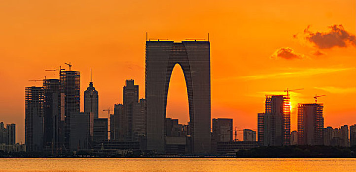 夜晚動感的蘇州工業園區城市風光和車流