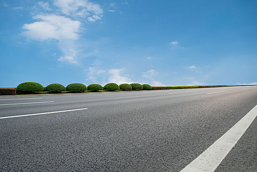 道路广场和天空云彩