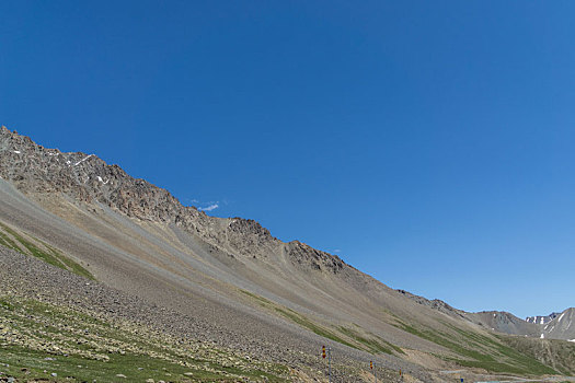 中国新疆夏季蓝天白云下g217独库公路沿途高山戈壁风景