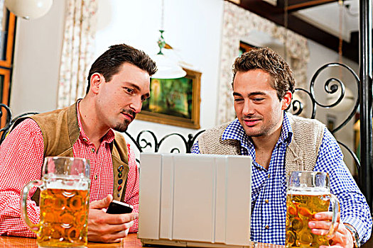 两个,朋友,巴伐利亚,酒吧,传统服装,坐,桌子,笔记本电脑