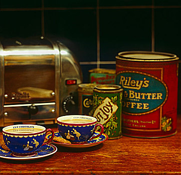 特写,一对,老,陶器,茶杯,碟,老式,锡罐,旁侧,不锈钢,烤面包机,厨房